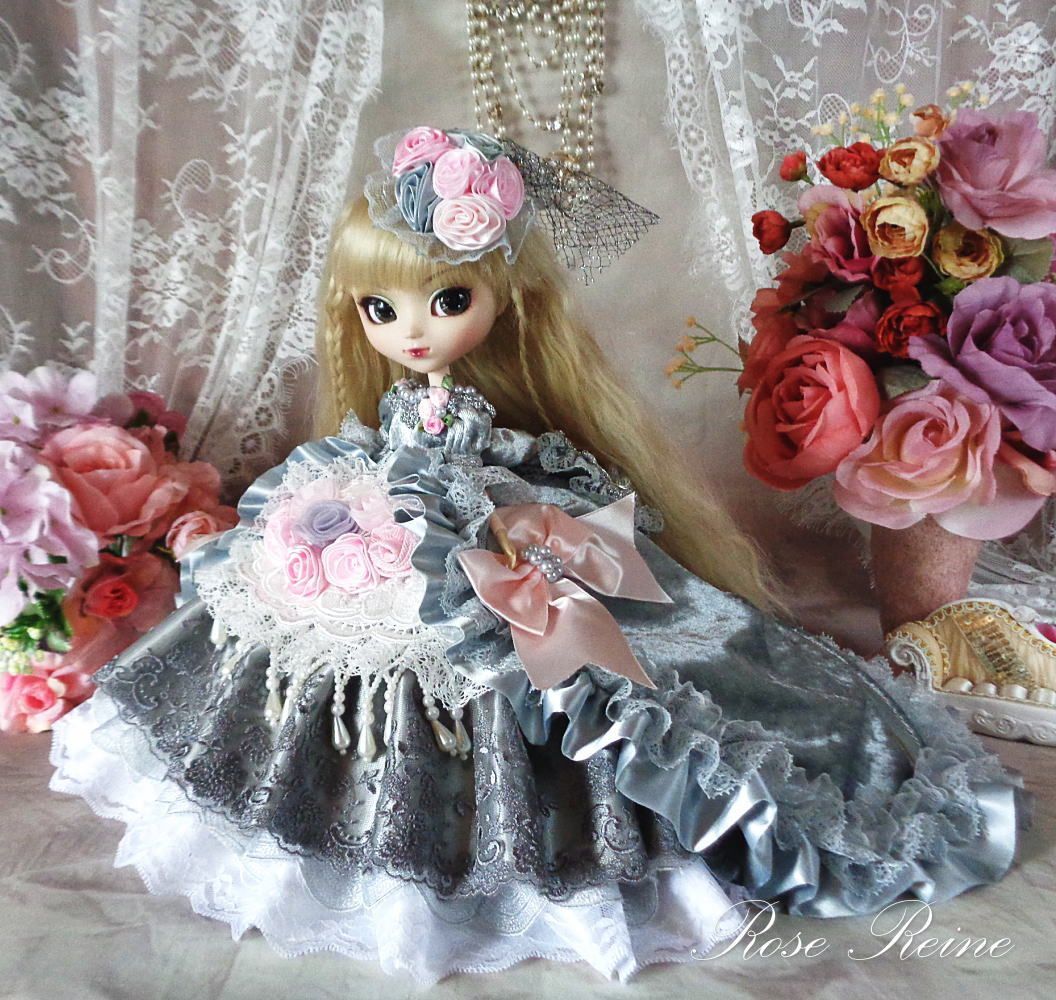 エリザベス王妃 夕霧のロンドン シルバーグレーのエレガントオーバートレーンドールドレス 着せ替え服 アウトフィット ぬいぐるみ 人形 置物