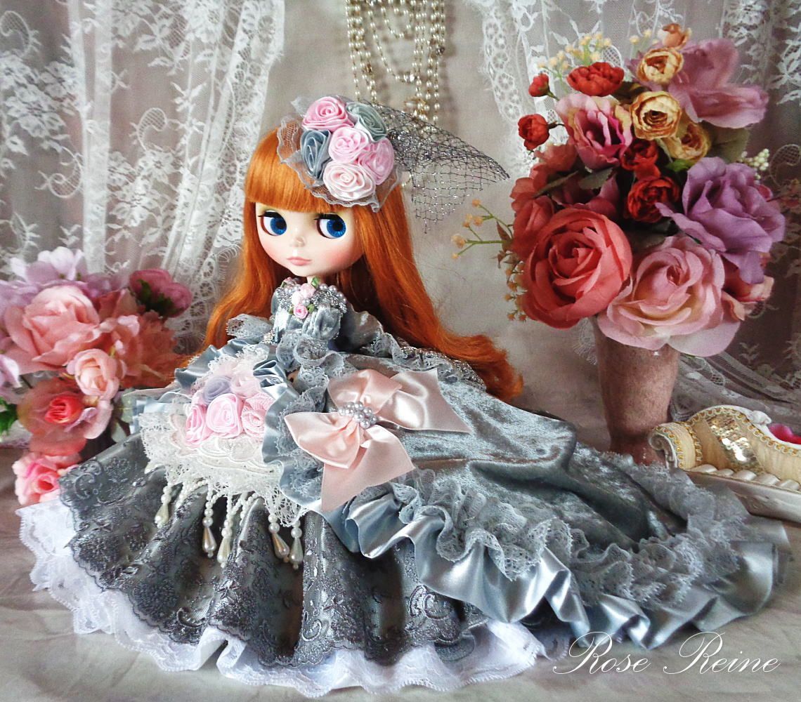 シルバーグレーのエレガントオーバートレーンドールドレス