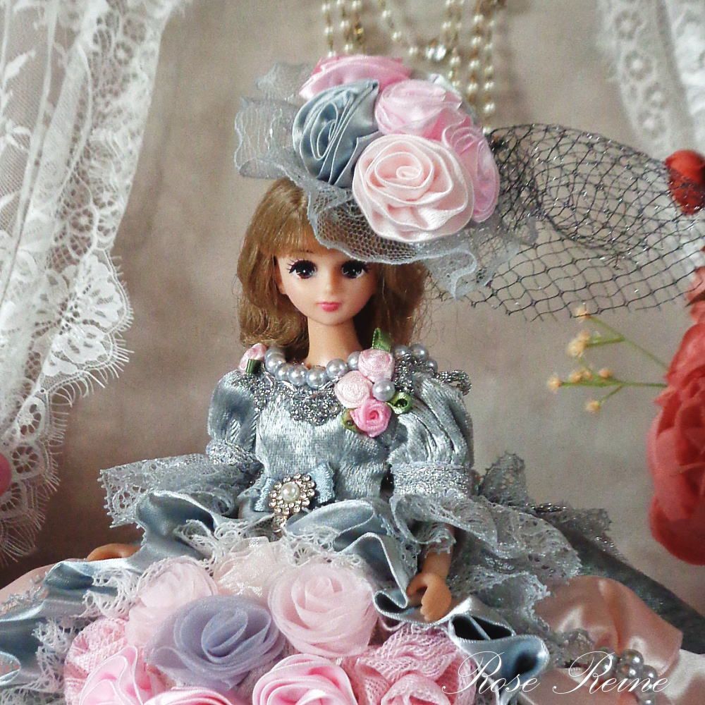 エリザベス王妃 夕霧のロンドン シルバーグレーのエレガントオーバートレーンドールドレス