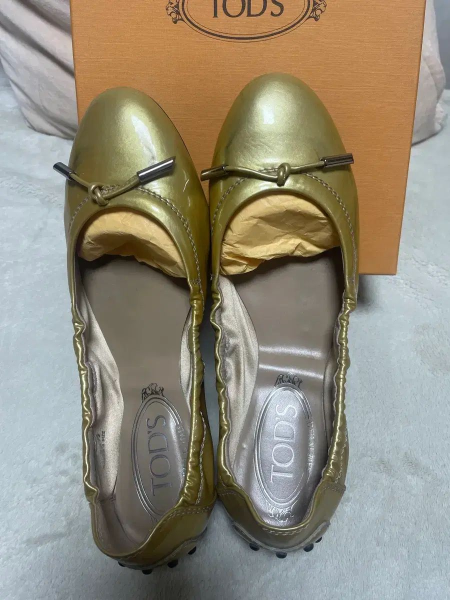 TOD S トッズ レディース フラットシューズ GOLD 35ハーフ