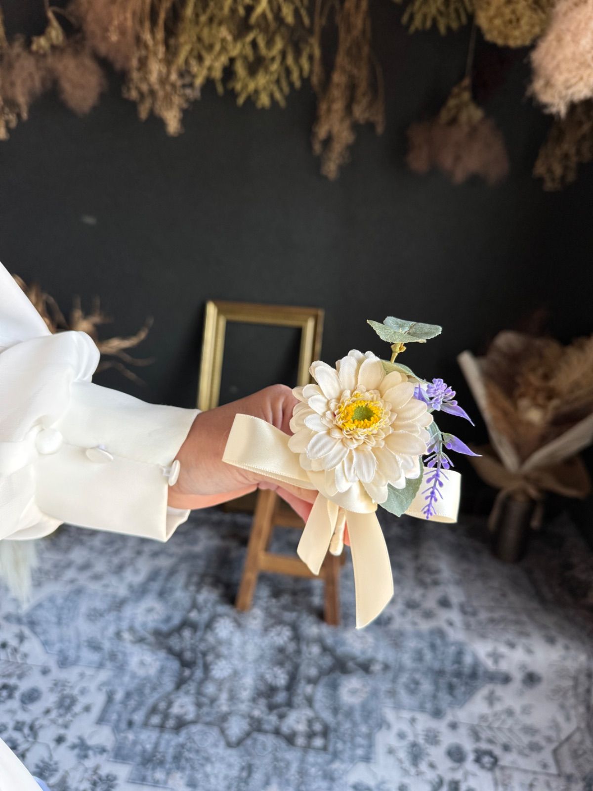 グリーンナチュラルなクラッチブーケ ブートニア