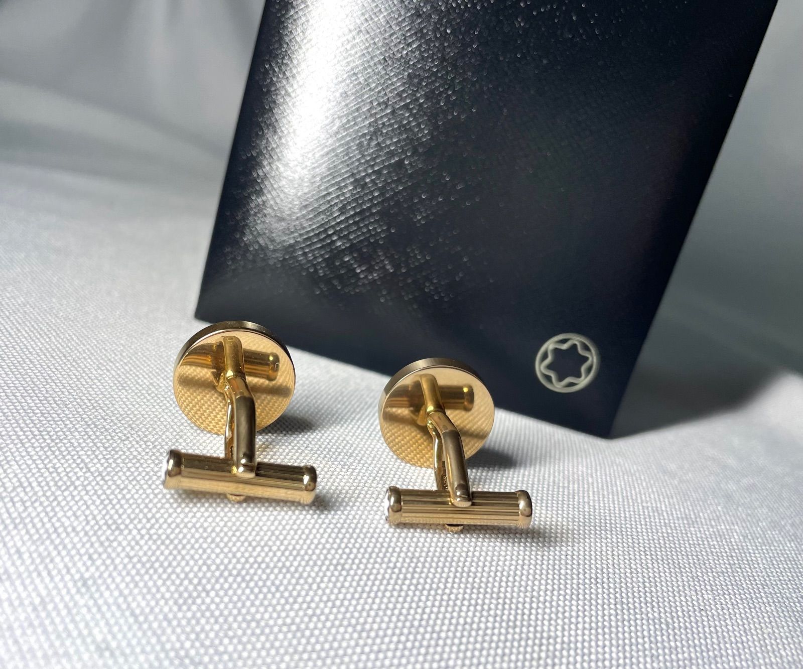 MONTBLANC ゴールドメッキ カフリンクス　カフス 美品 MONTBLANC モンブラン パターンデザイン ブランドロゴ文字