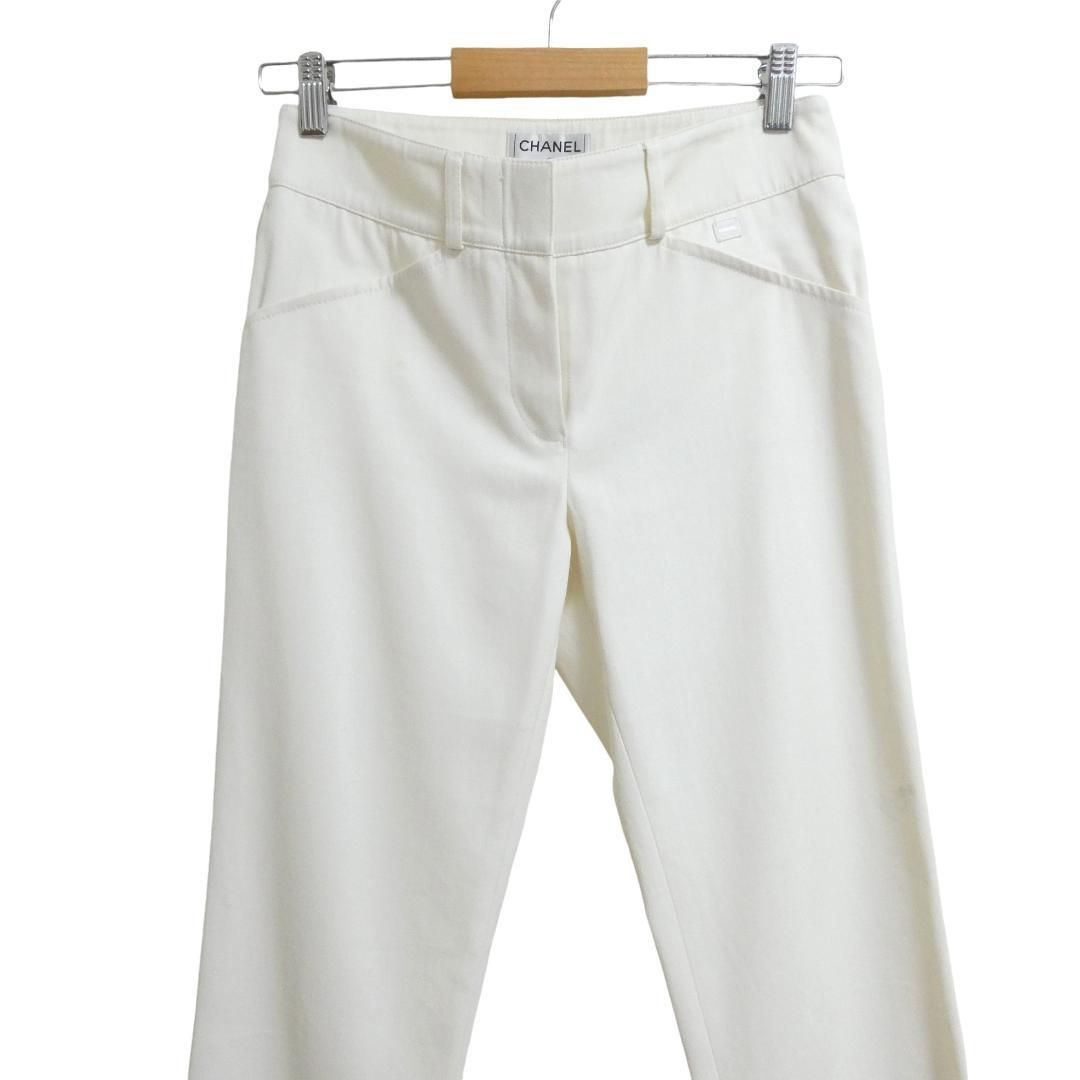 CHANEL シャネル サイズ34 裾フリル テーパード パンツ プレートロゴ コットン ストレッチあり 05 P 26105 白 ホワイト レディース