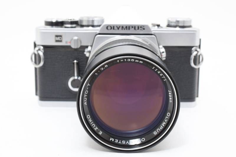  実用品 Olympus オリンパス OM 1 シルバー SYSTEM E ZUIKO AUTO T 2 8 135 mm レンズキット フィルム一眼カメラ 3971 一眼レフカメラ(フィルム) フィルムカメラ