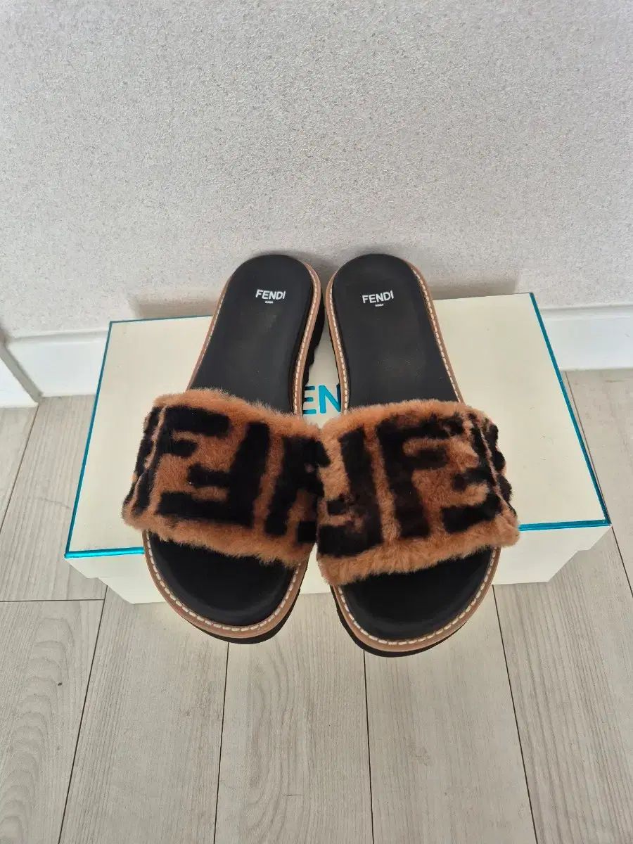FENDI フェンディ ロゴ ファー ミュール 38