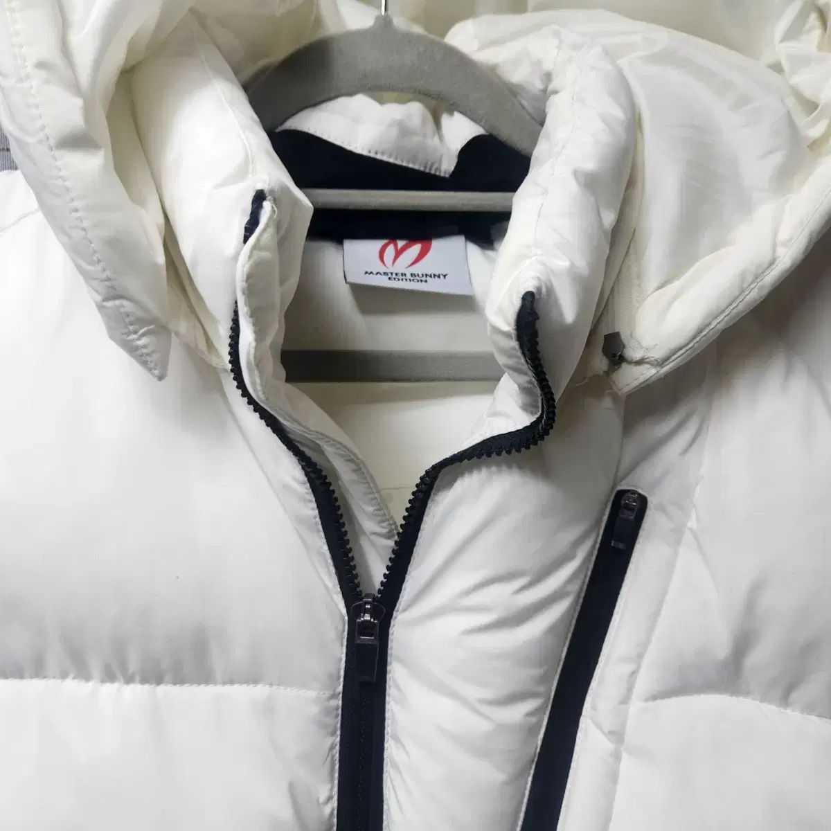 マスターバニーエディション　 ダウンベスト付きホワイトジャケット マスターバニーエディション 白 フード ダウンベスト - メルカリ