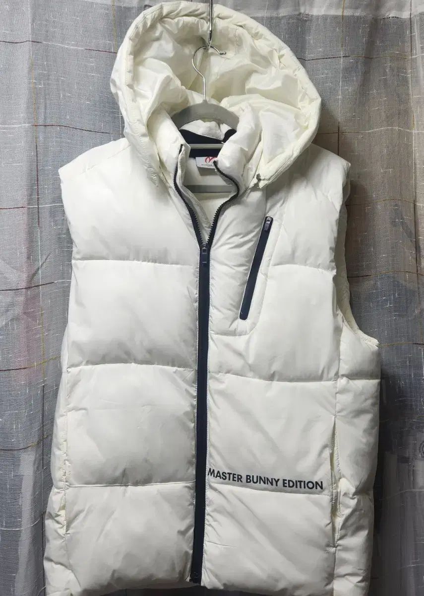 マスターバニーエディション 白 フード ダウンベスト - メルカリ