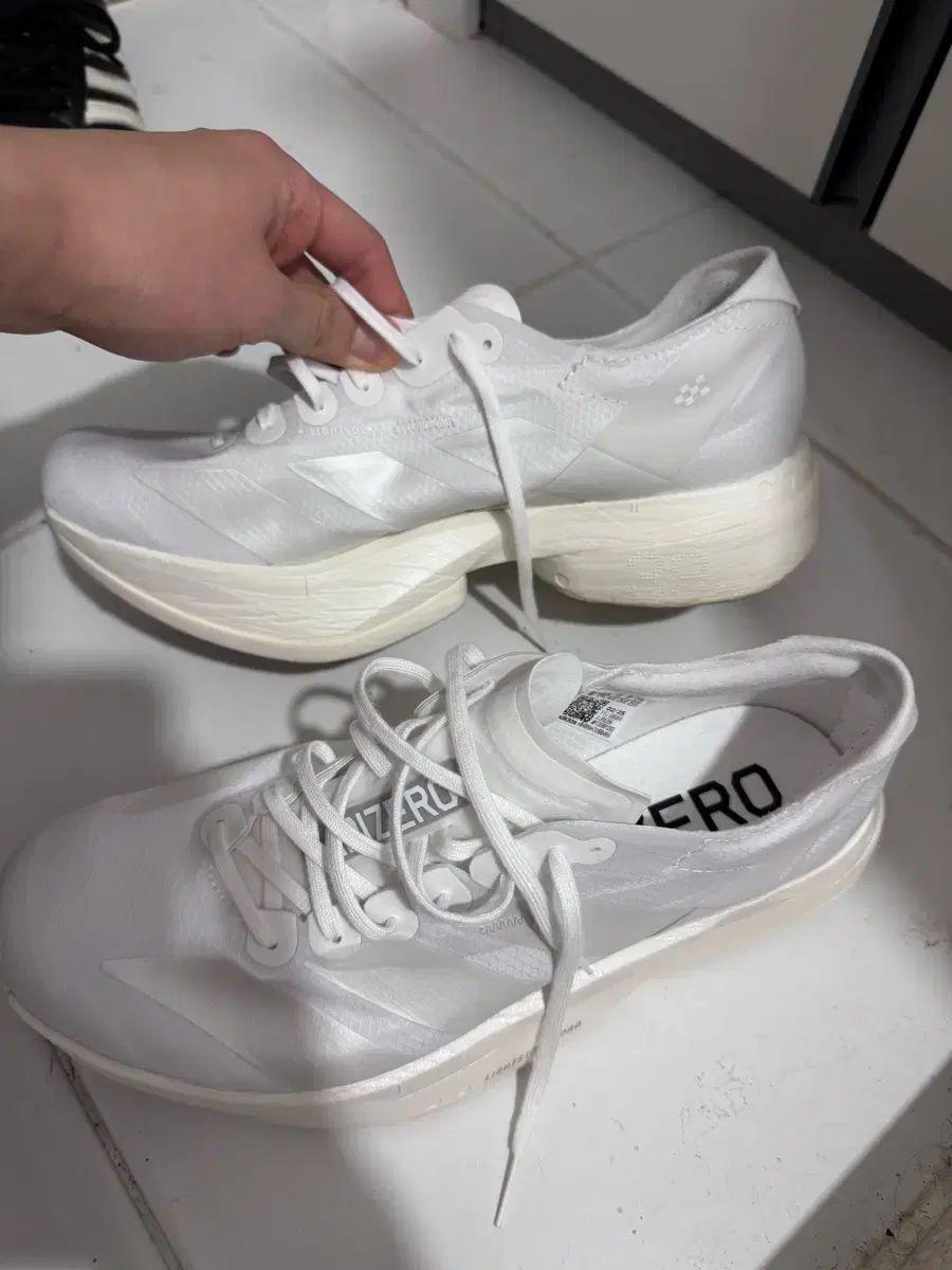 アディゼロ アディオス