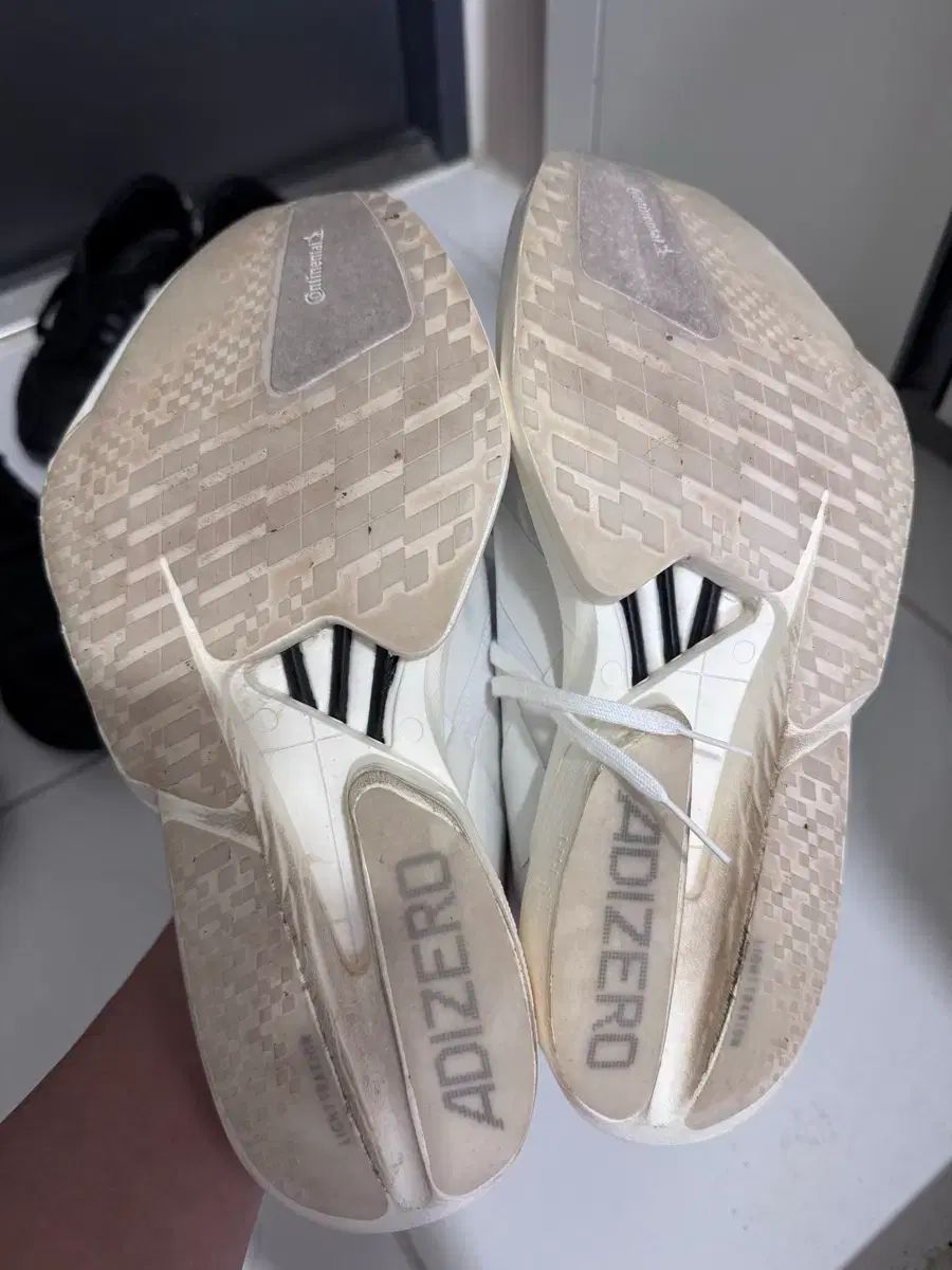 アディゼロ アディオス