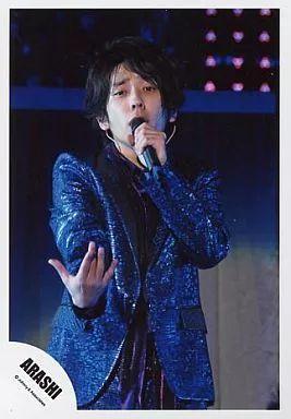 中古】生写真(ジャニーズ) 嵐/二宮和也/ライブフォト・上半身・衣装青