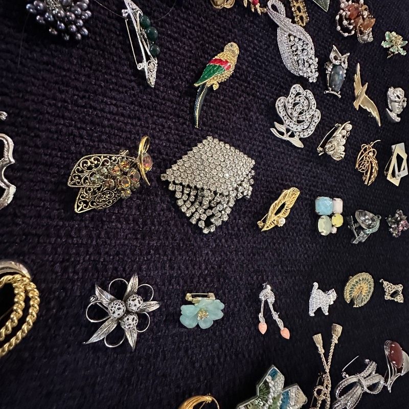 【専用価格】ブローチ　まとめ売り　大量　120点 vintage】ブローチ まとめ売り 大量 120点 - メルカリ