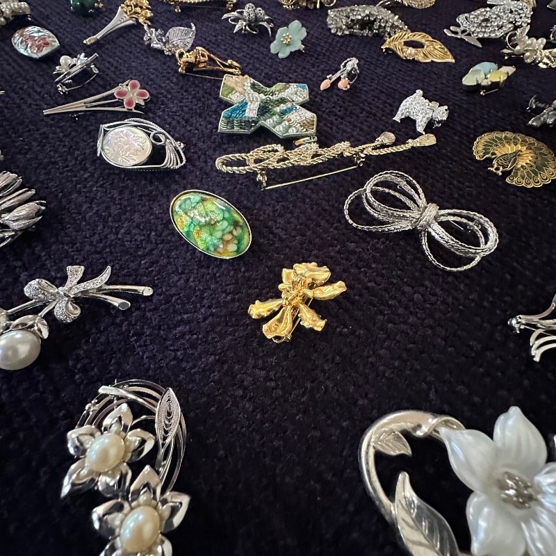 【専用価格】ブローチ　大量　まとめ売り　120点 vintage】ブローチ まとめ売り 大量 120点 - メルカリ