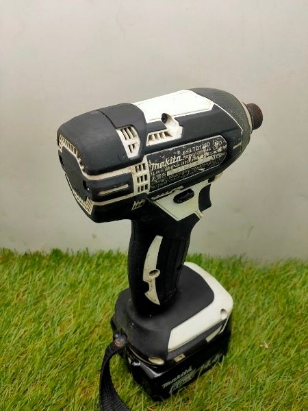  マキタ 充電式インパクトドライバ バッテリー 充電器 ケース付 ホワイト オーバーホール済み 充電回数19回 53回 電動インパクトドライバー ドリル ドライバー レンチ