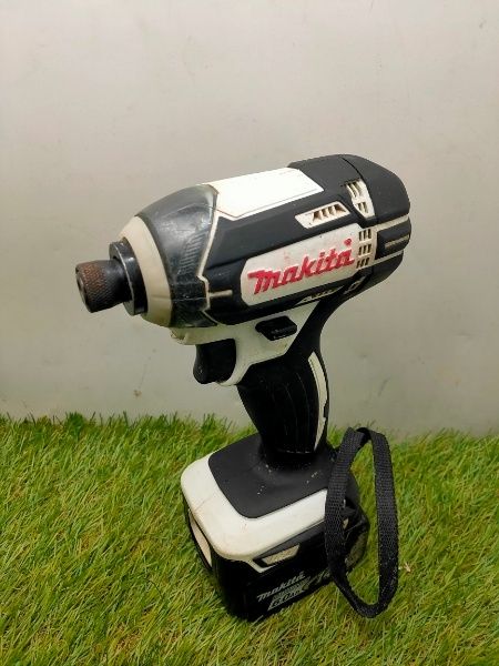 マキタ 充電式インパクトドライバ バッテリー 充電器 ケース付 ホワイト オーバーホール済み 充電回数19回 53回