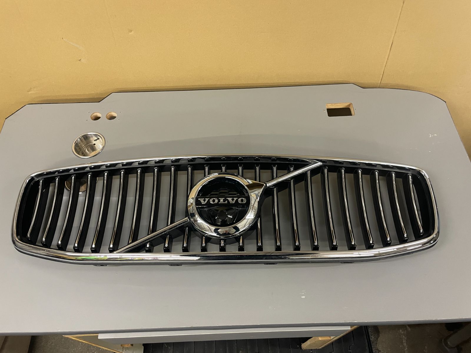 VOLVO v90 純正フロントグリル ボルボ V90 クロスカントリー 純正フロントグリル 32234086 （G86-40