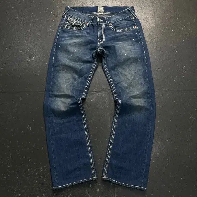 32 トゥルーレリジョン ストレート デニム