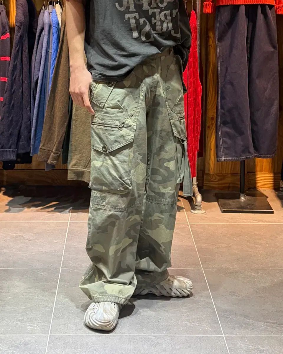 33 in ポケット スリット デザインテープ グリーン カモフラ カーゴパンツ