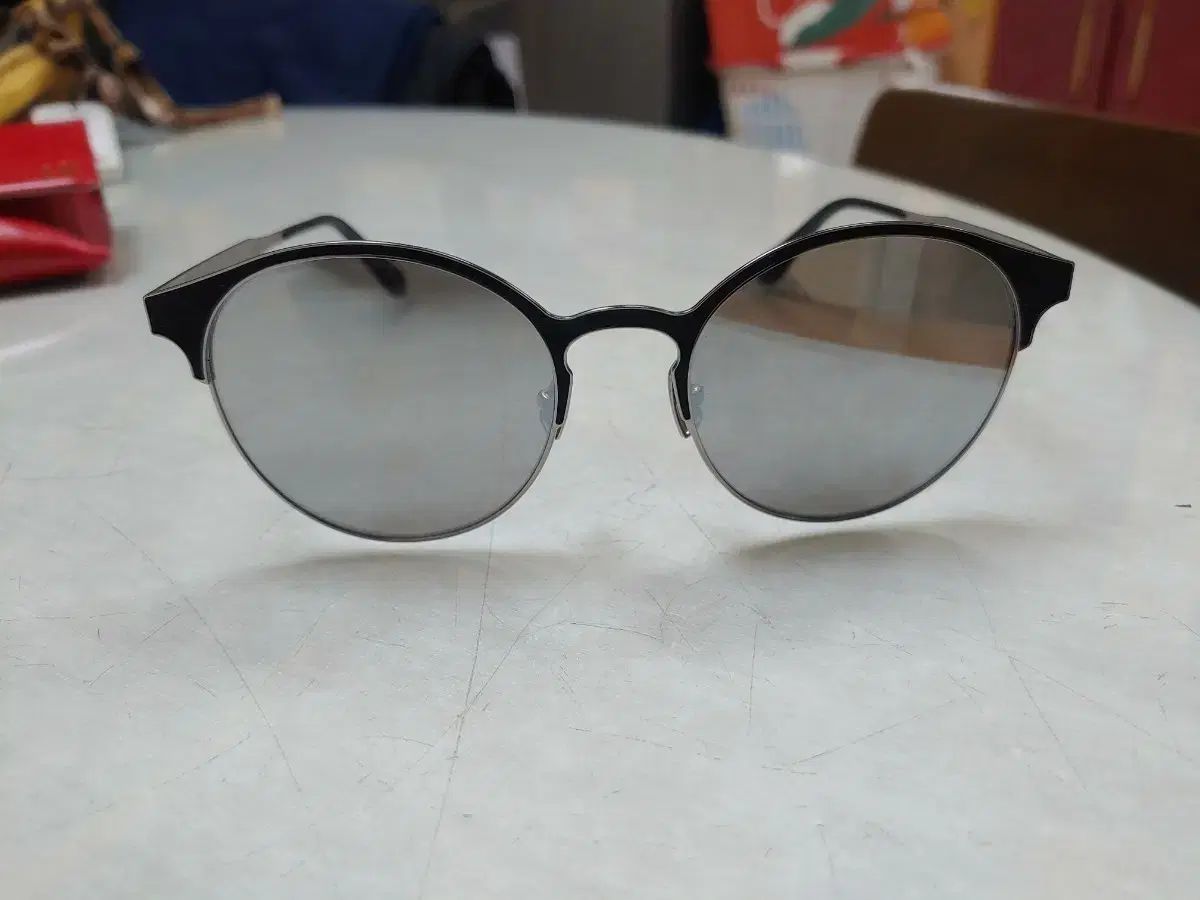 デザイナー LIE サングラス 258 000円
