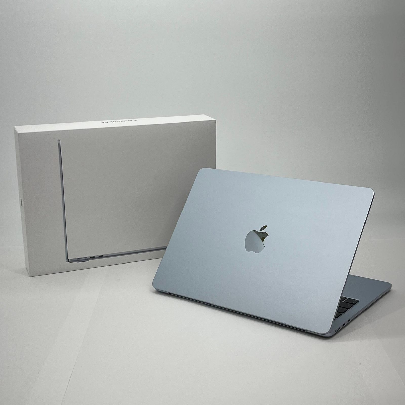新品同様 美品 Apple MacBook Air 13インチ 2025 M4 10コア 16GB
