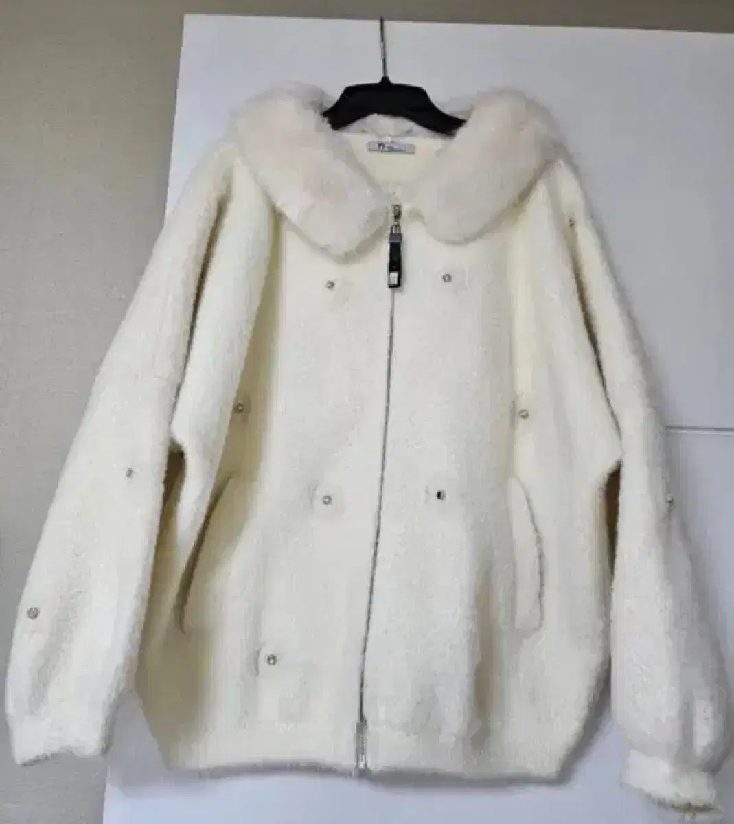 エンバイコ アイボリー ファー付きKARA ジップアップ ニット カーディガン