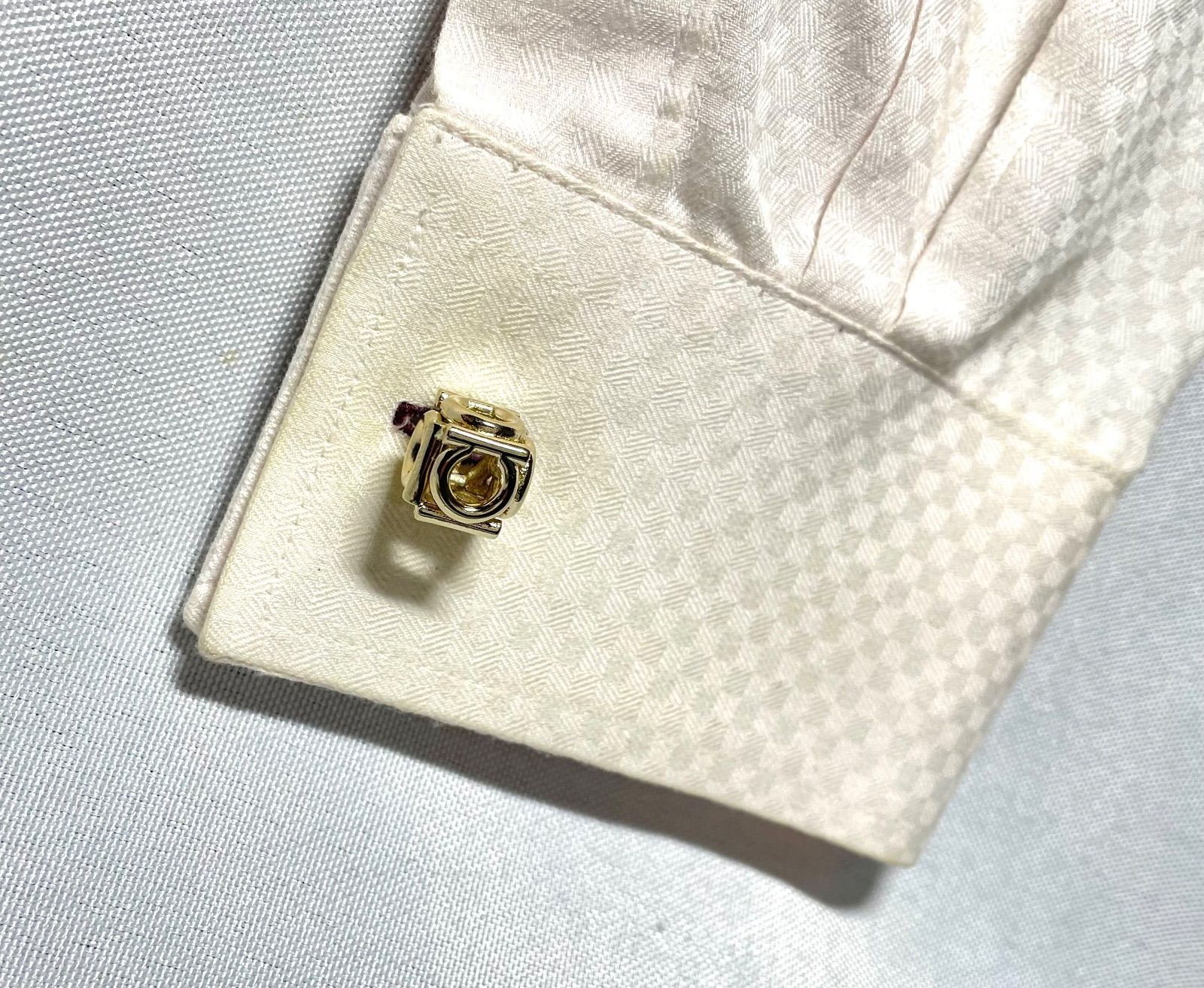 Salvatore Ferragamo フェラガモ ガンチーニ ゴールド カフス 美品 希少 Salvatore Ferragamo サルヴァトーレフェラガモ 立体3D