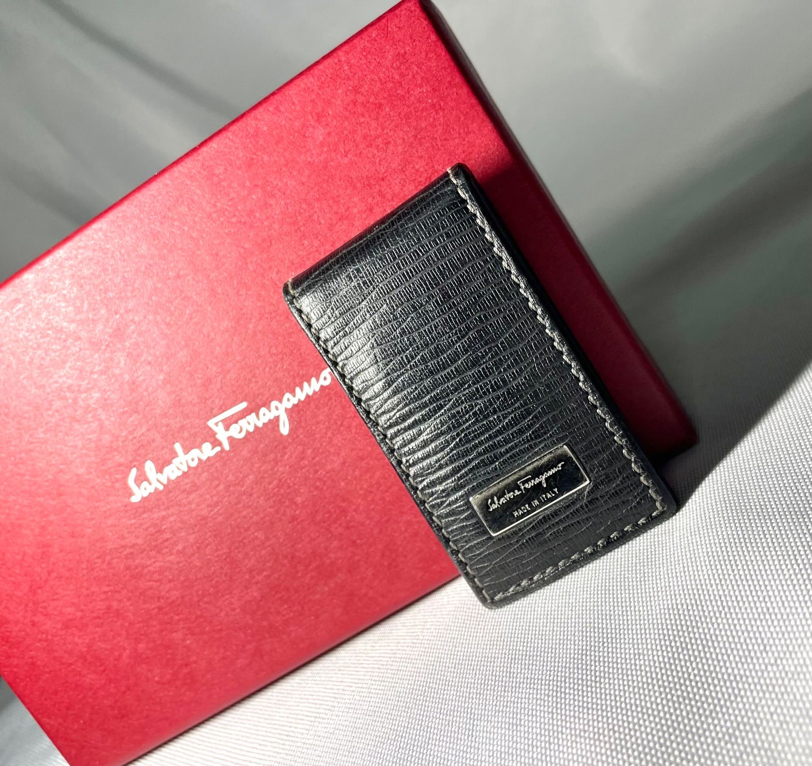 【美品】フェラガモ　マネークリップ　レザー　ロゴプレート　ブラック　レッド Salvatore Ferragamo サルヴァトーレフェラガモ ブランドロゴプレート