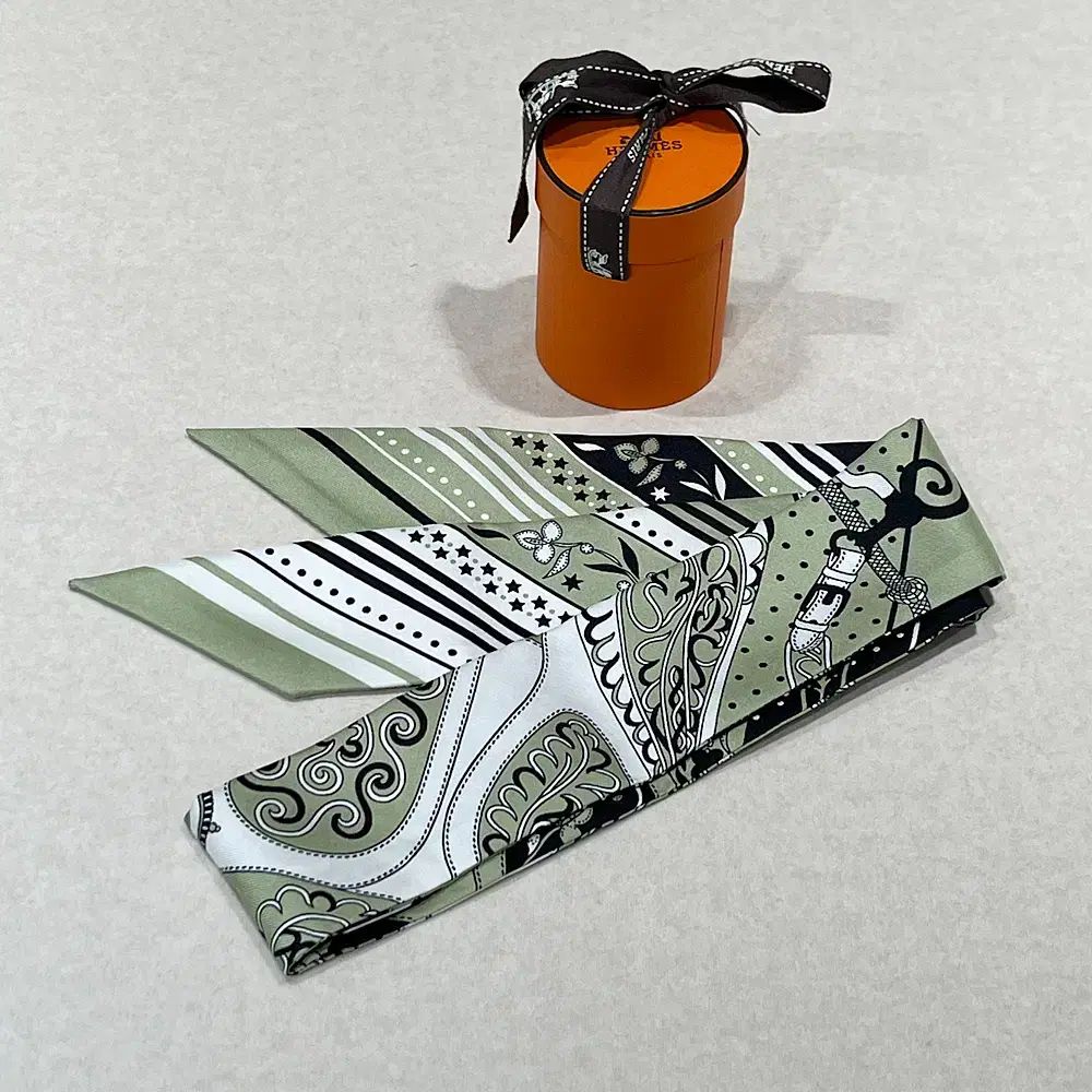 エルメス スカーフ シルク プチ フェスティバル ド アマゾン バンダナ ツイリー グリーン 白