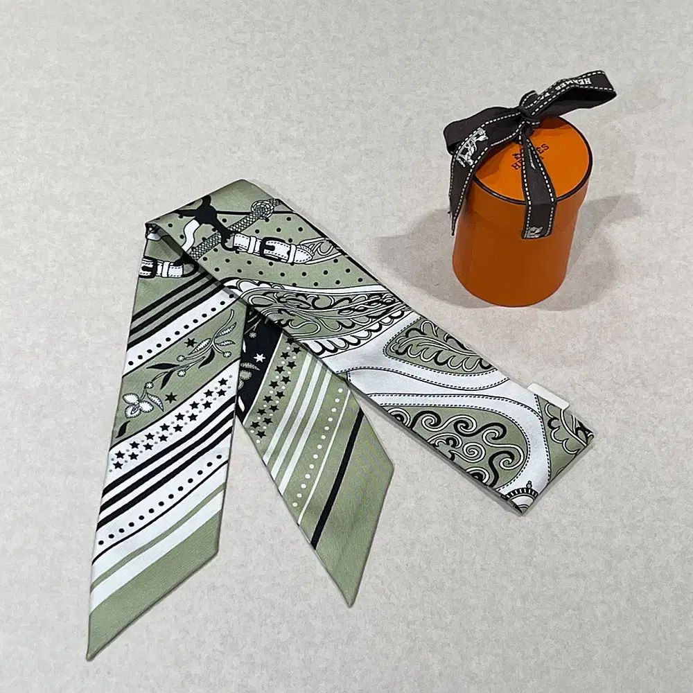  エルメス スカーフ シルク プチ フェスティバル ド アマゾン バンダナ ツイリー グリーン 白 バンダナ スカーフ 小物