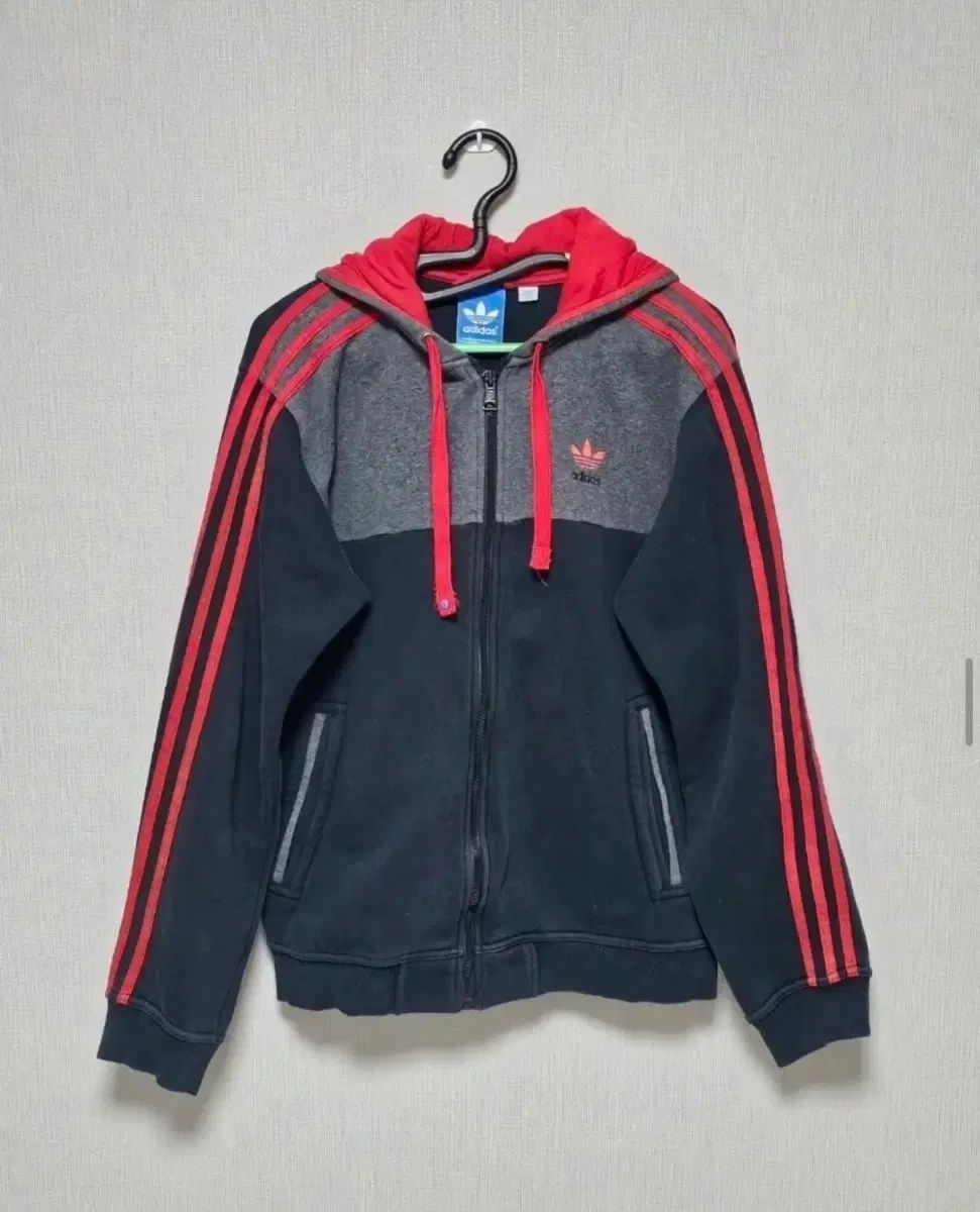 アディダス 3本線 バイカラー フードジップアップ ブラック レッド
