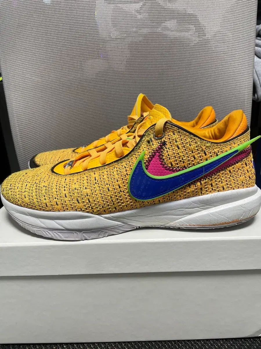 ナイキ レブロン 20 EP イエロー 275