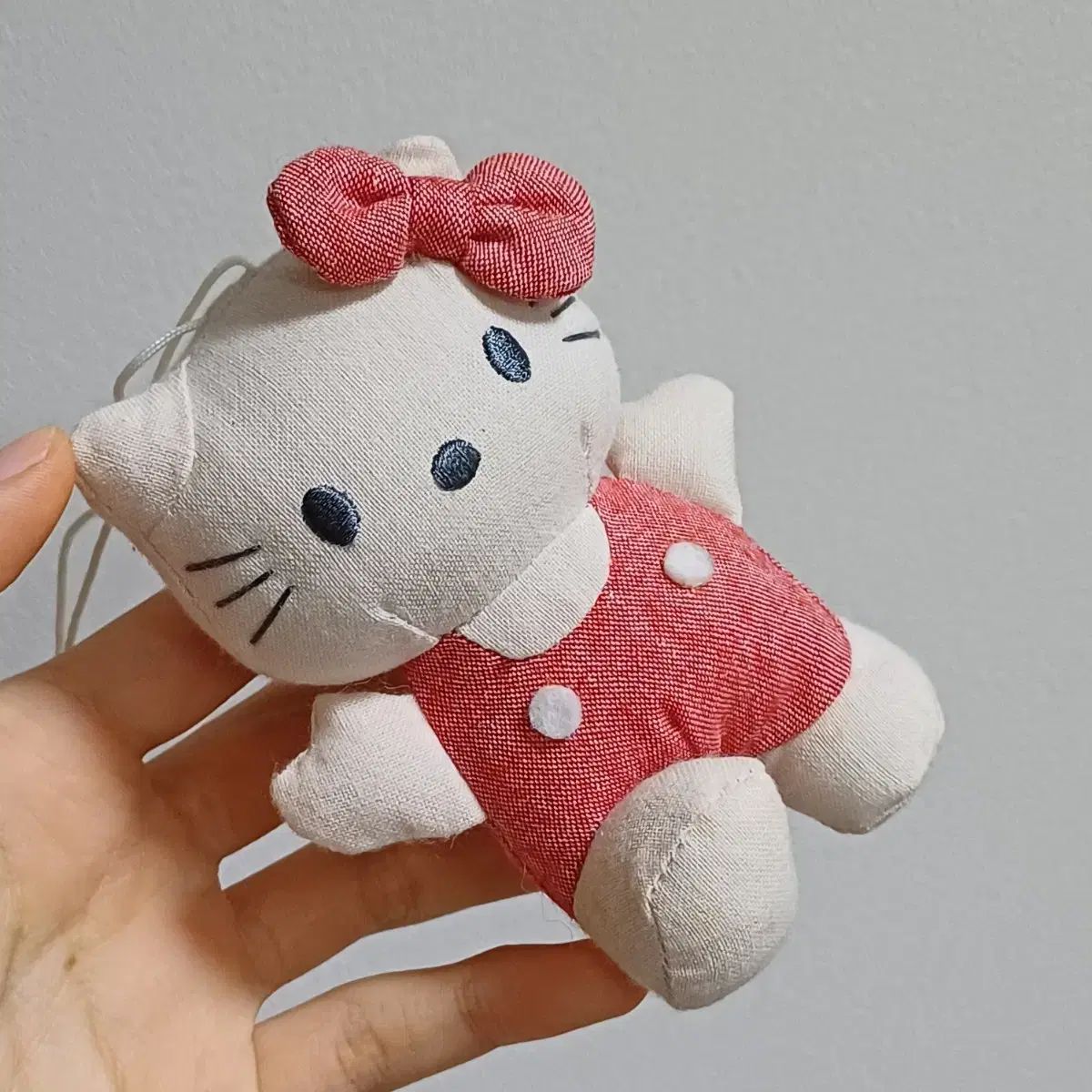 ハローキティ ぬいぐるみ 赤 オーバーオール キーホルダー - メルカリ