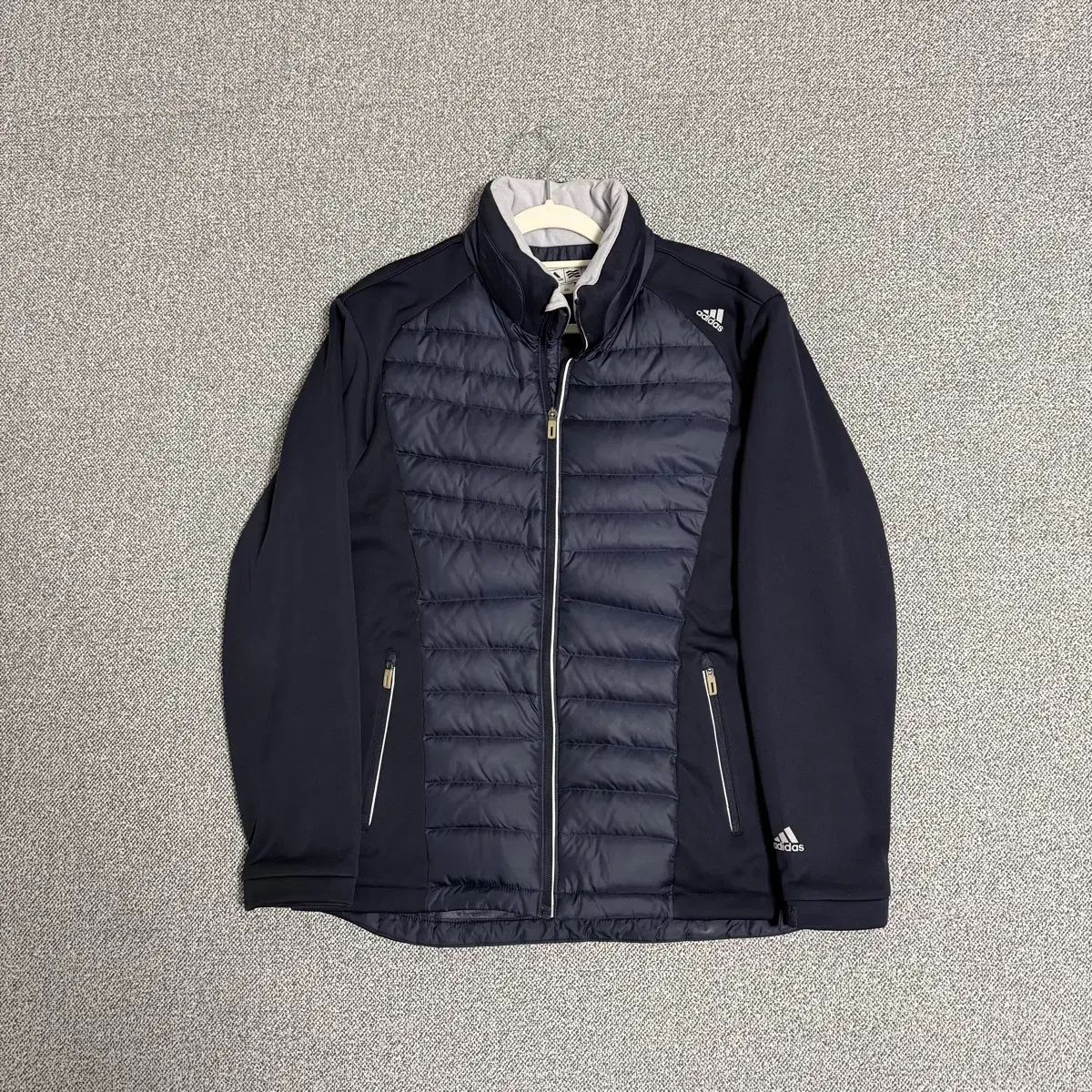 アディダス ゴルフ ハイブリッド 軽量 ダウン ジップアップ 105 ネイビー