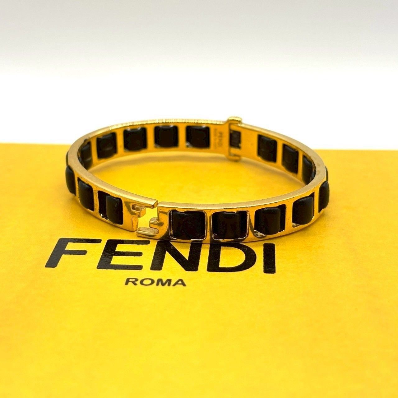 【美品】 FENDI バングル ブレスレット FFロゴ ズッカ ゴールド 媚びない色気を、手元に】 FENDI バングル レザーブレスレット ズッカ