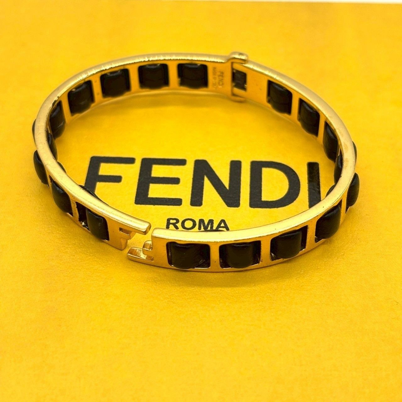 【激レア】FENDI フェンディ レザー　チェーン　ブレスレット　ブラック 媚びない色気を、手元に】 FENDI バングル レザーブレスレット ズッカ
