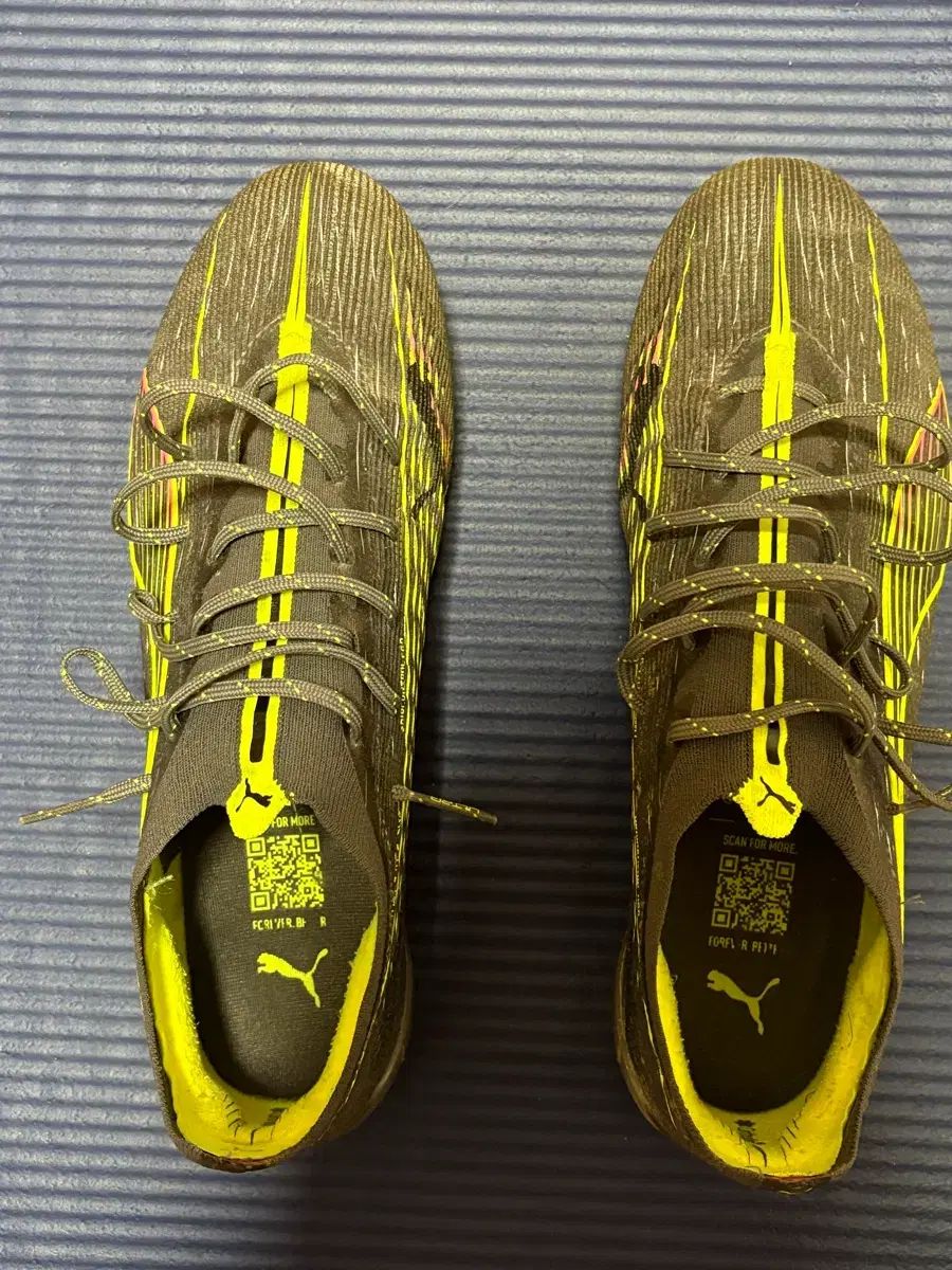 プーマ ウルトラ サッカーシューズ ブラック イェロー
