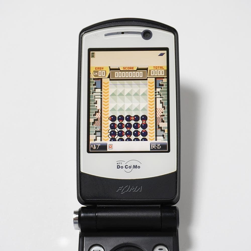 docomo FOMA P900i ブラック×クリアホワイト ファイナルファンタジー