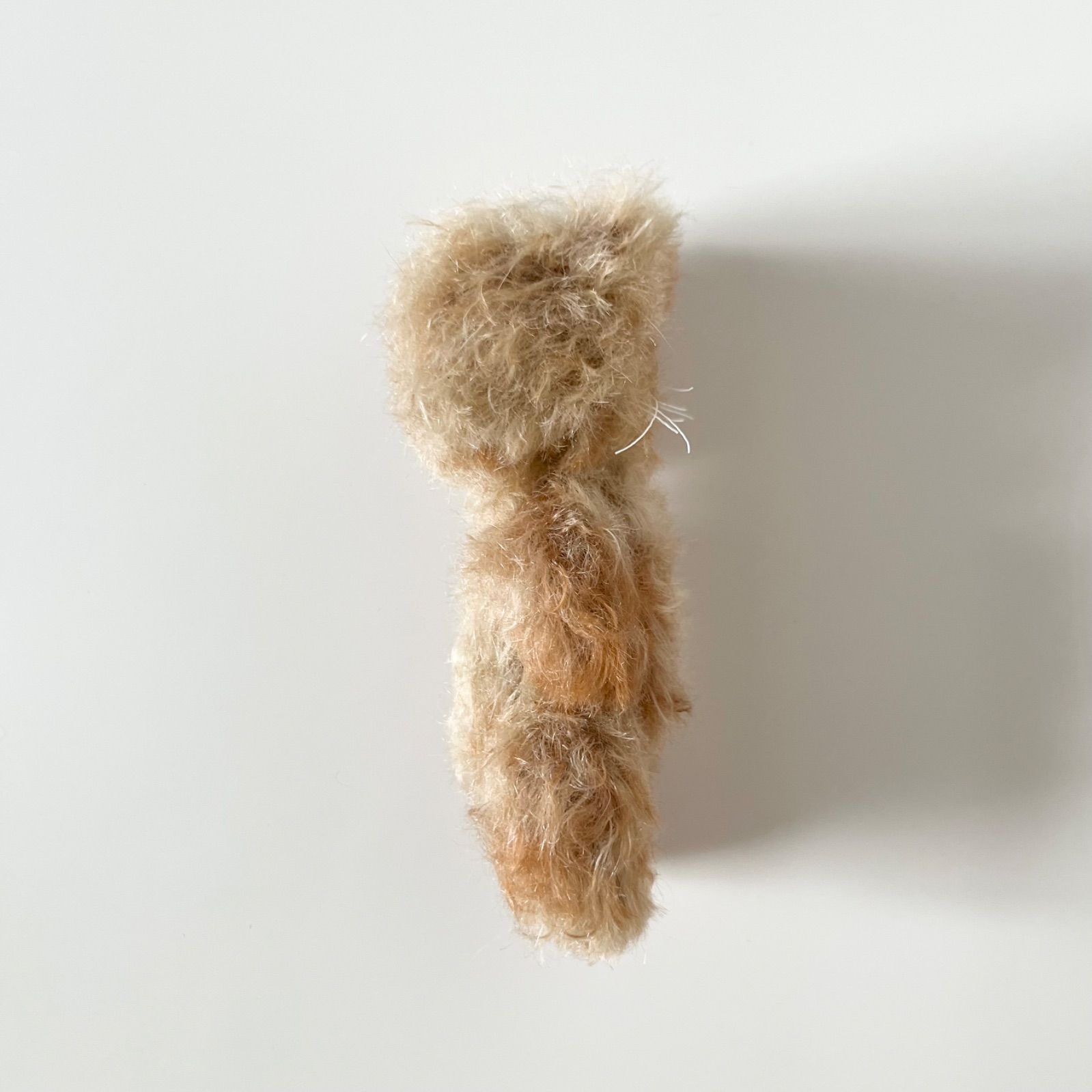 ねおきの茶色っぽい子 ｝あお目 ぬいぐるみ 作家 ねこ テディベア