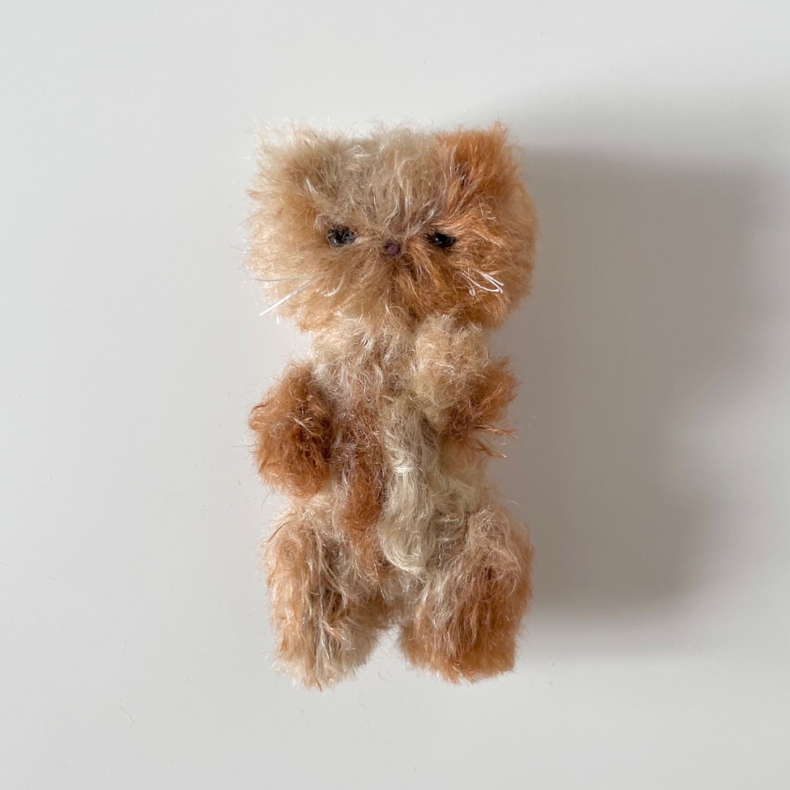 ねおきの茶色っぽい子 ｝あお目 ぬいぐるみ 作家 ねこ テディベア