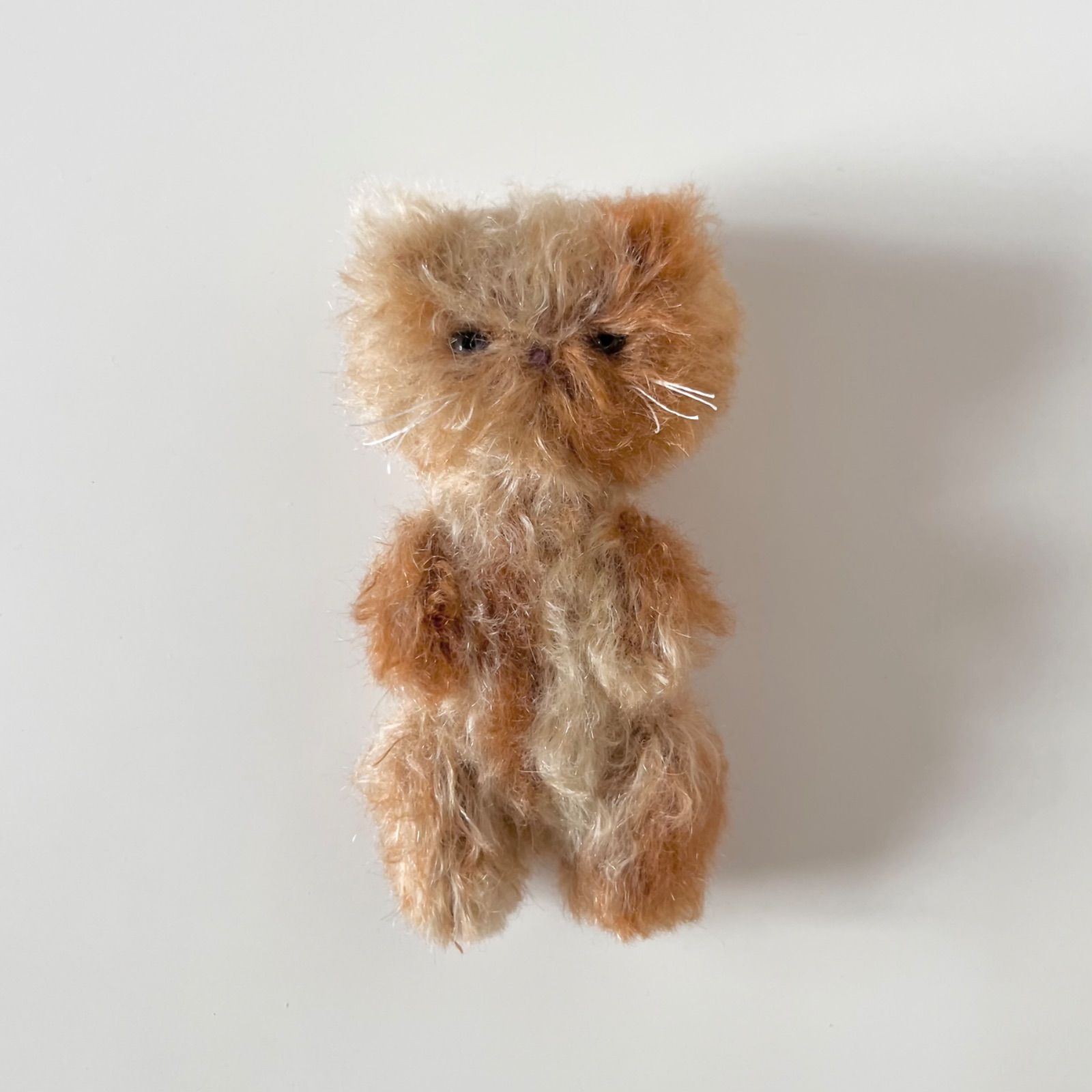 ねおきの茶色っぽい子 ｝あお目 ぬいぐるみ 作家 ねこ テディベア