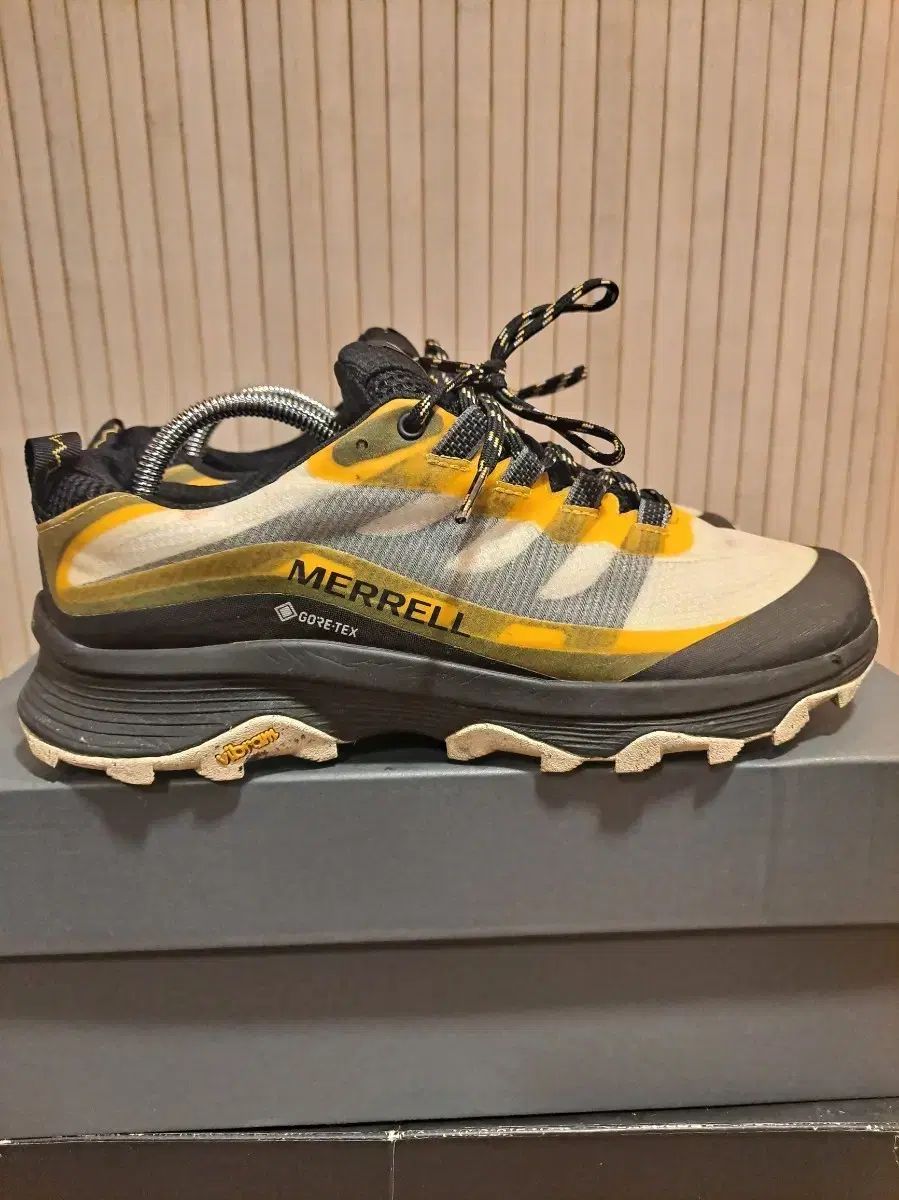 メレル GORE TEX トレッキングシューズ ブラック イェロー