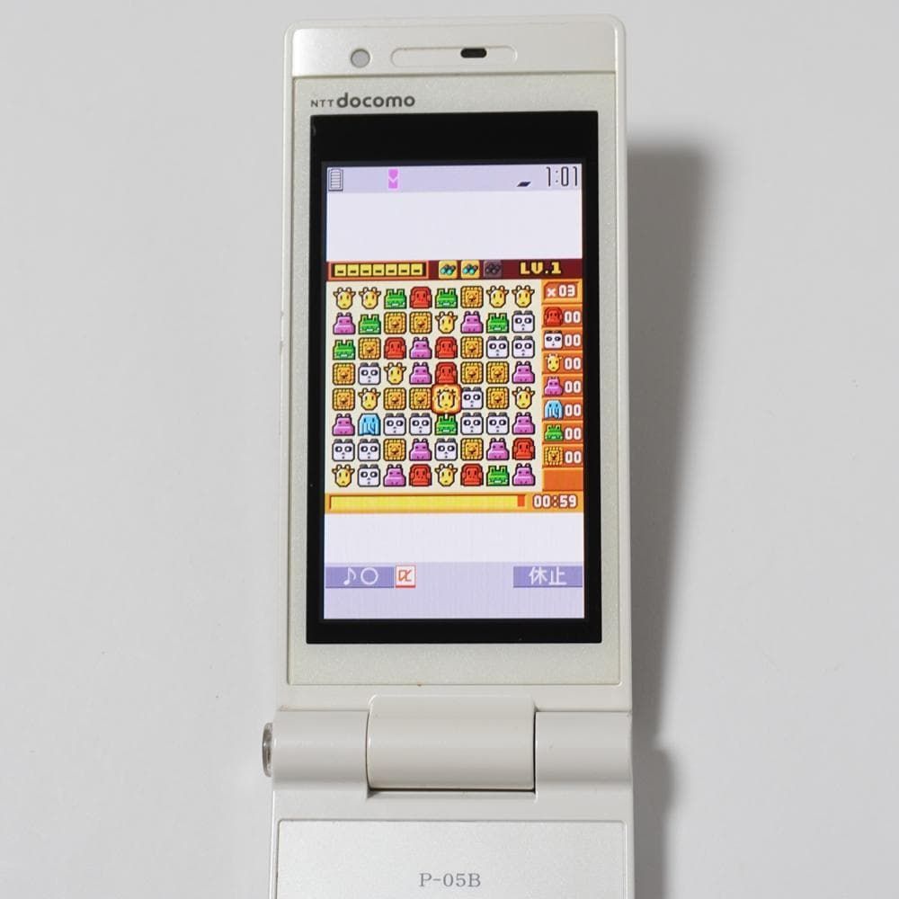 docomo P-05B ホワイト FOMA 3G ガラケー ワンセグ搭載 pop'n music