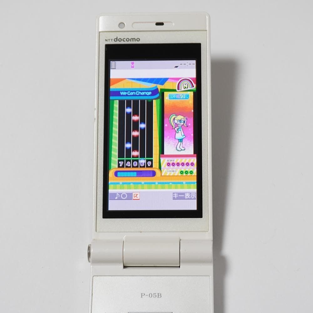 docomo P-05B ホワイト FOMA 3G ガラケー ワンセグ搭載 pop'n music