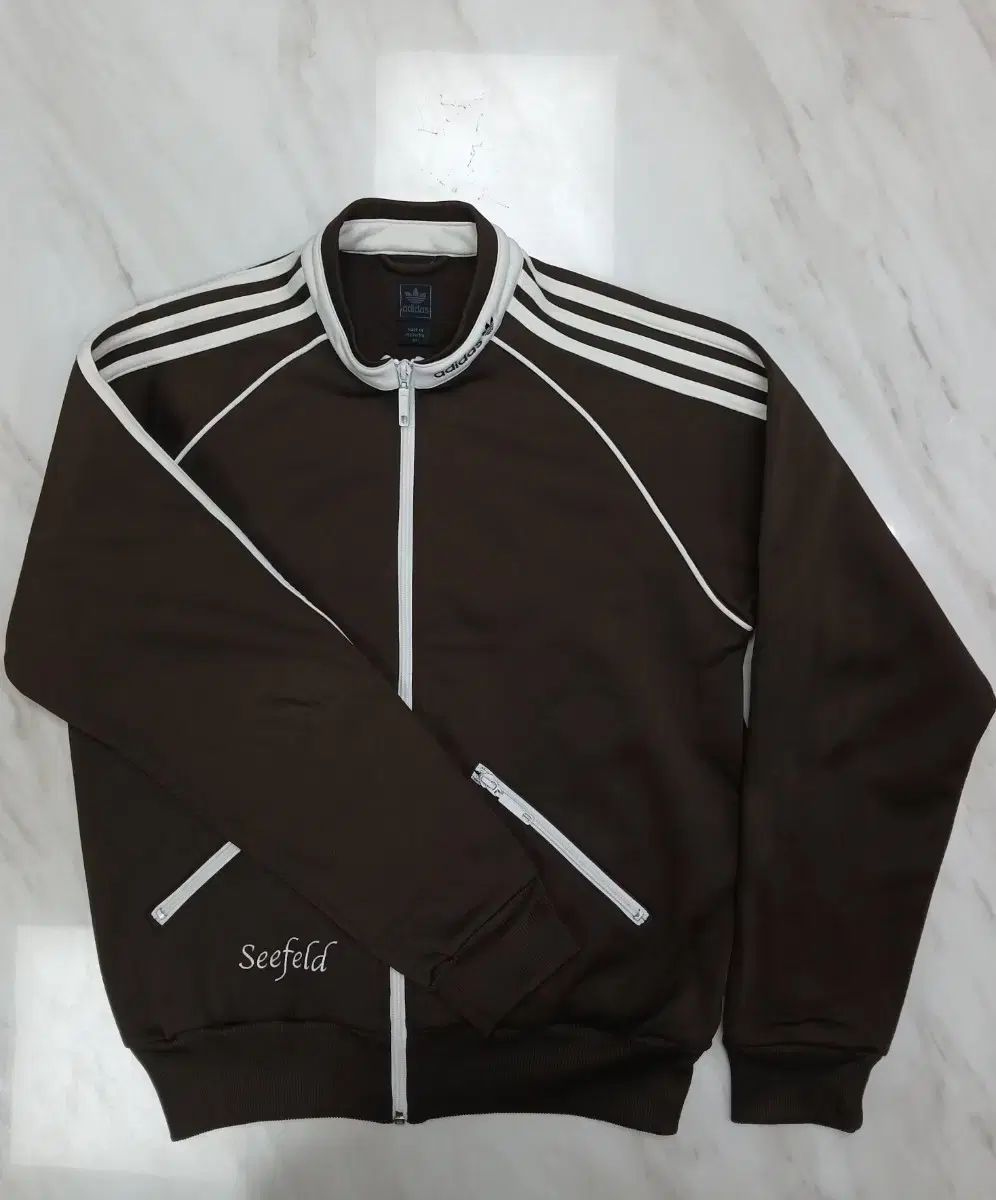 破格価格 メンズ ユニセックス adidas 必須アイテム ブラウン チョコ色 シーフェルト ジャージ 95