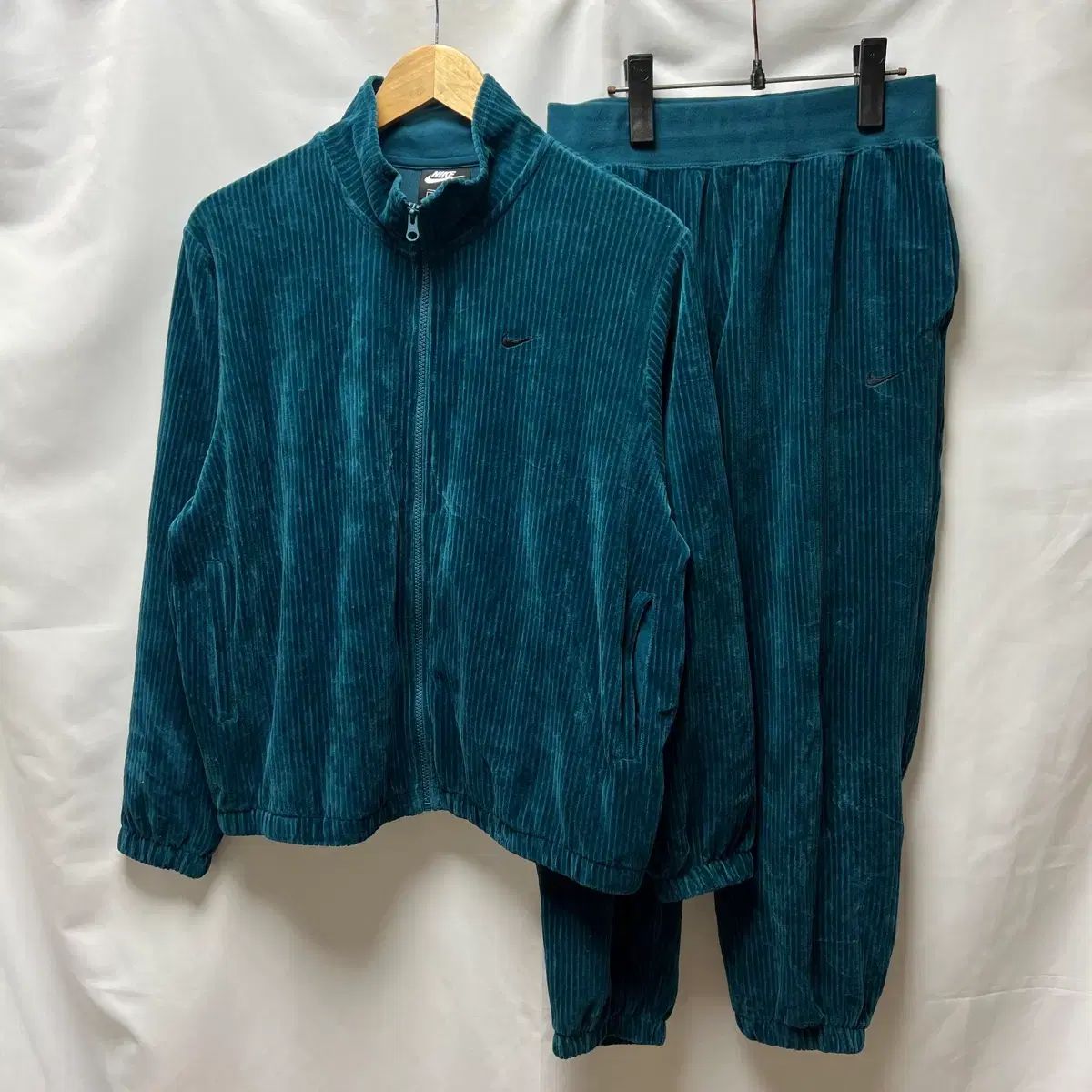 ウィメンズL NIKE ナイキ スウッシュ ベルベット セットアップ セット ジップアップ ジャージ パンツ