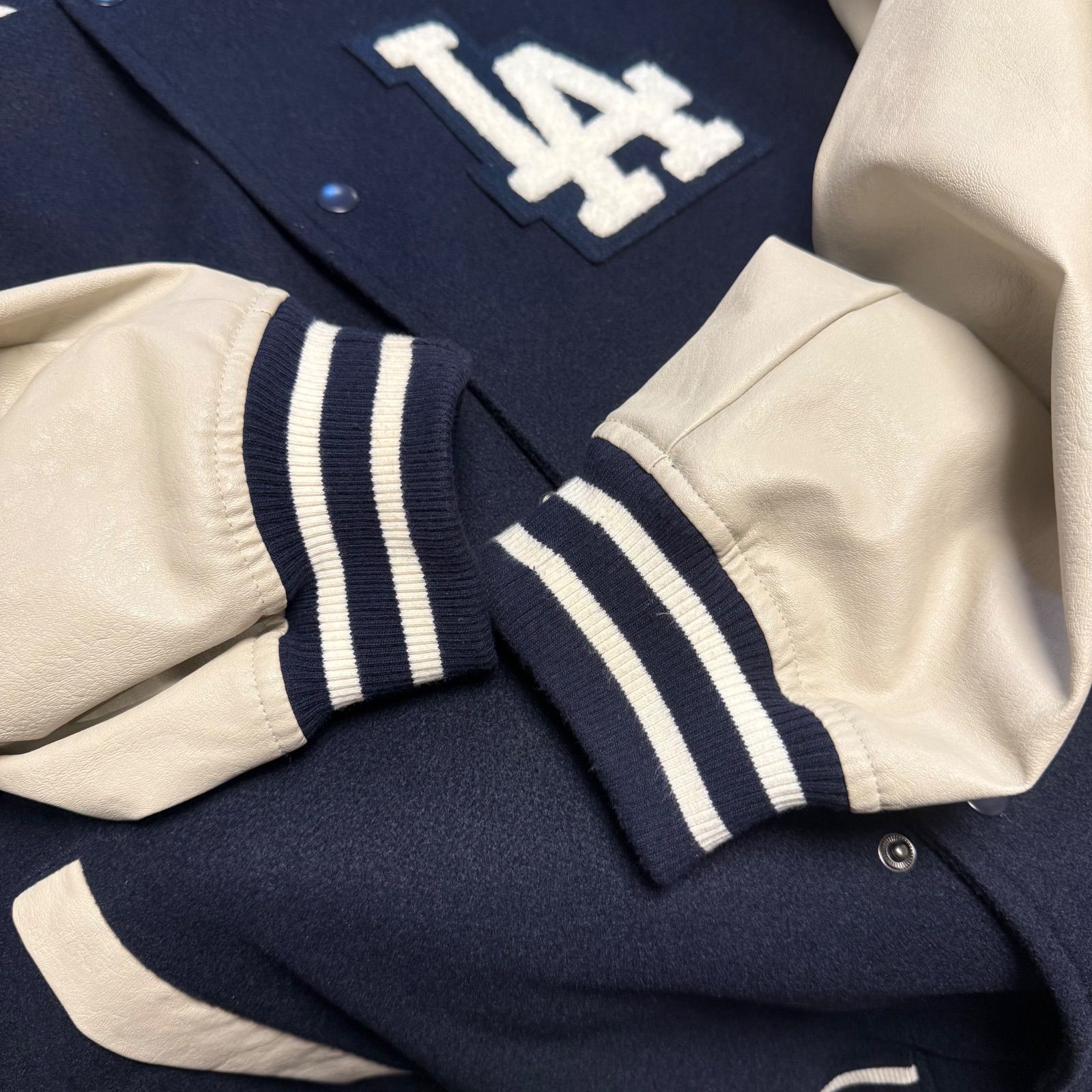 Perushu LA Dodgers スタジャン ネイビー/ベージュ Perushu × LA Dodgers スタジャン LL ビッグシルエット ネイビー