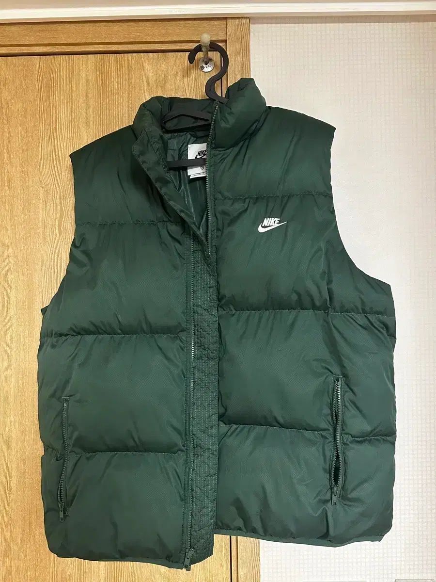 ナイキ　プリマロフト　ダウンベスト　NIKE XXL 大きいサイズ　刺繍　中綿 訳あり 未使用 NIKE プリマロフト ダウンベスト XXL ロゴ刺繍 - メルカリ