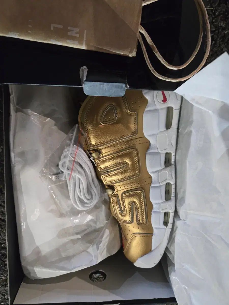 ナイキ エア モア アップテンポ GOLD 白