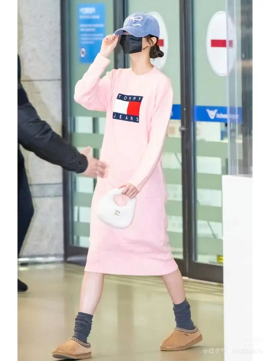 ウォニョン WONYOUNG チャンウォニョン 着用 TOMMY JEANS トミー ジーンズ フラグ セーター ONE PIECE