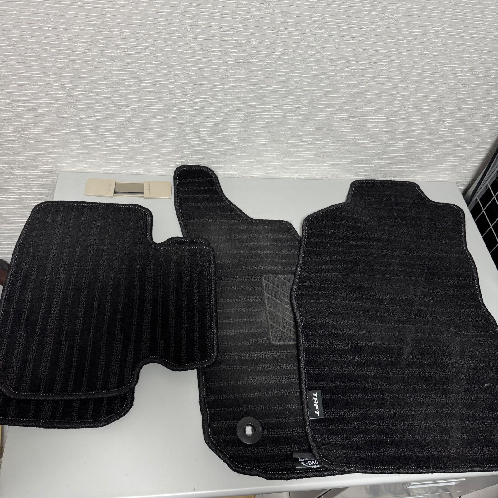 ダイハツ タフト フロアマット セット 1台分 カーマット 絨毯 カーペット グレー 汚れ少なめ 内装 カスタム パーツ 滑り止め付