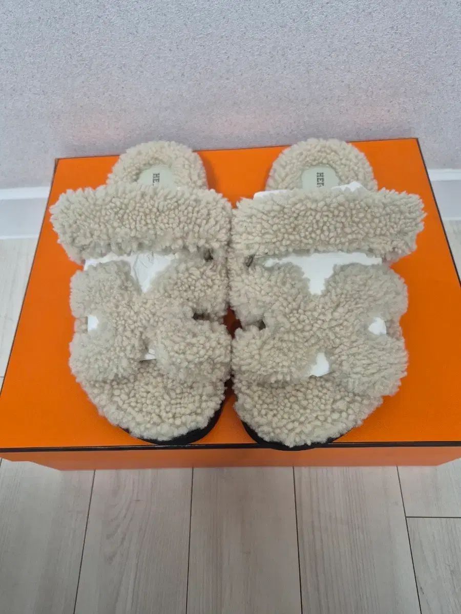 ボックス入り Hermes オラン シープスキン スリッパ アイボリー 38
